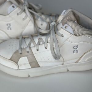 On The Roger Clubhouse Hi. W 10/ M 8.5 White Grey Gum CloudTec